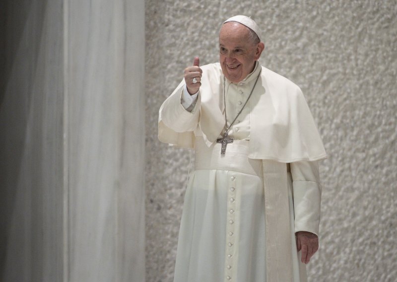 Papa Franjo obratio se proizvođačima oružja i tehnološkim divovima