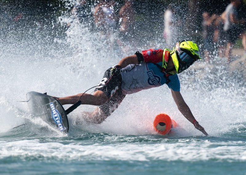 [FOTO] Adrenalinski spektakl u Zadru, najbolji svjetski moto-surferi oduševili vještinom, a posebno zanimljiva je priča jedinog hrvatskog predstavnika