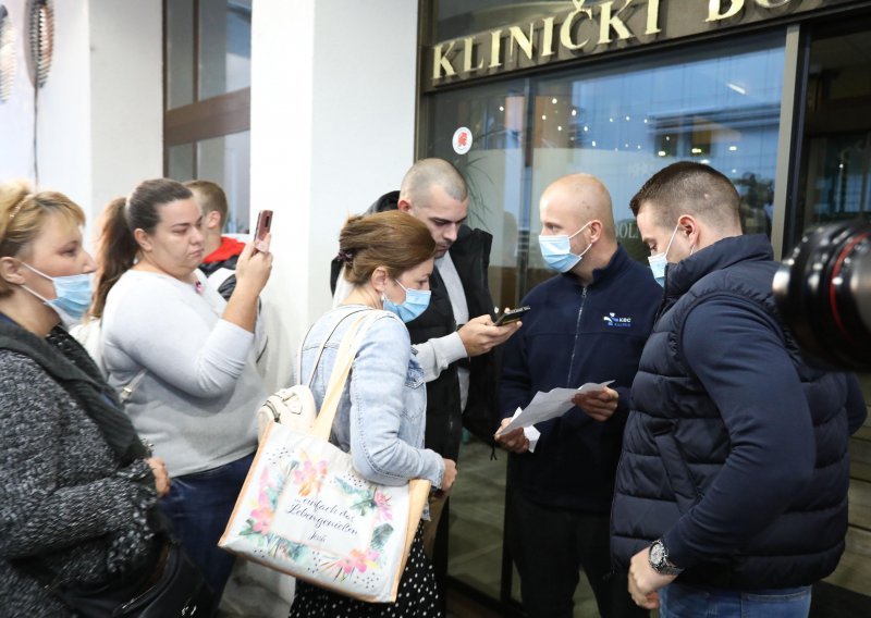 [VIDEO/FOTO] Prosvjednici ponovno pred KBC-om Zagreb, stigla i policija