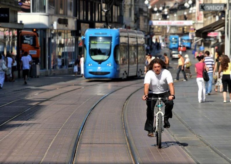 Pješaci i biciklisti oprez, tramvaj vreba iza ugla!