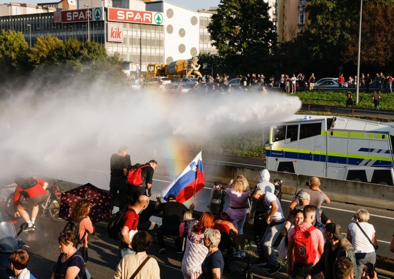 U Ljubljani bi danas moglo biti vruće: Prvi put u povijesti Slovenije uvedena zabrana kretanja, ali koronaprosvjednici ne odustaju, nije ih primirio ni Pahor