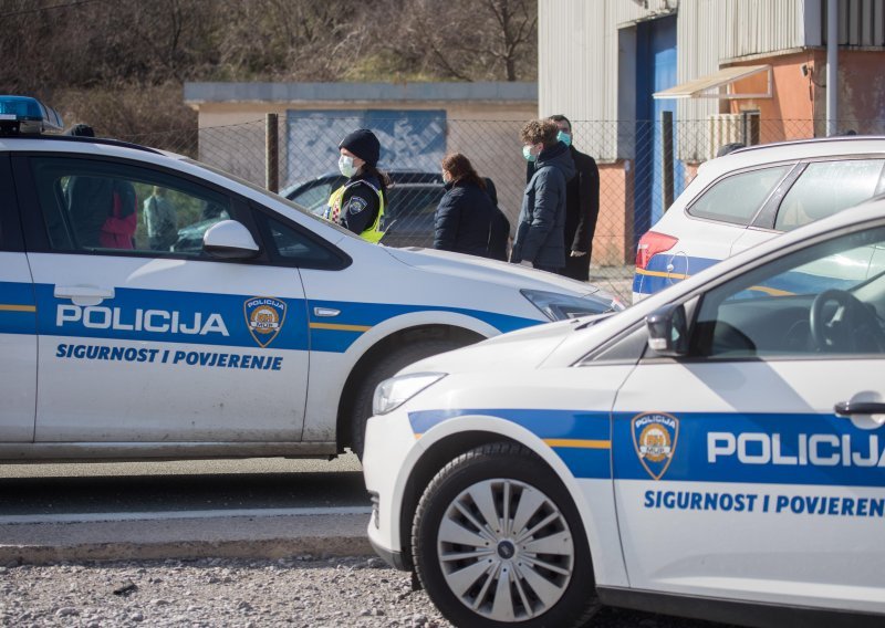 Troje u automobilu bježalo policiji u Rijeci s više od pola kilograma amfetamina i marihuanom, ozlijedili su dva policajca