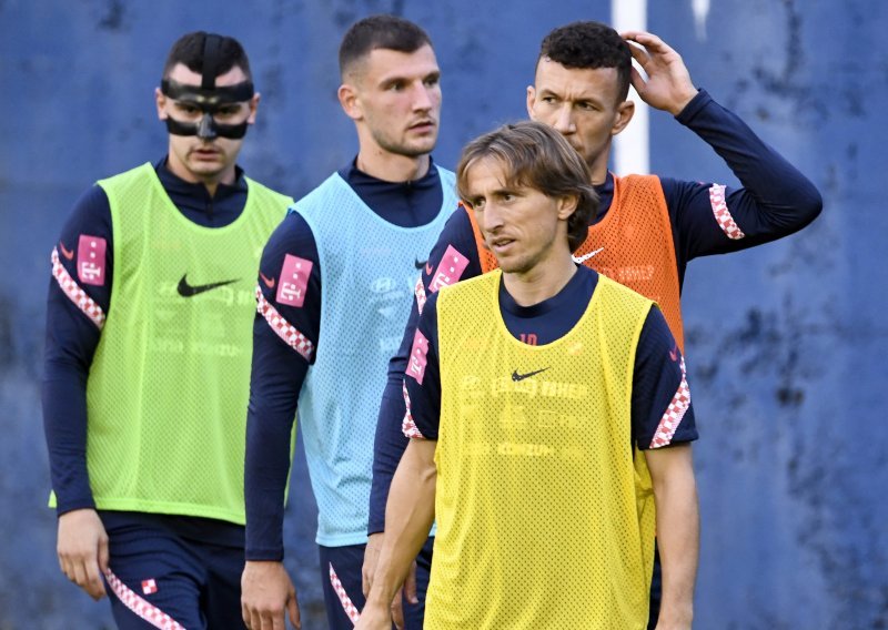 [VIDEO/FOTO] Zlatko Dalić ni drugi trening nije odradio s kompletnom momčadi; Modrić je podigao raspoloženje, ali briga je stigla zbog Dinamova ofenzivca