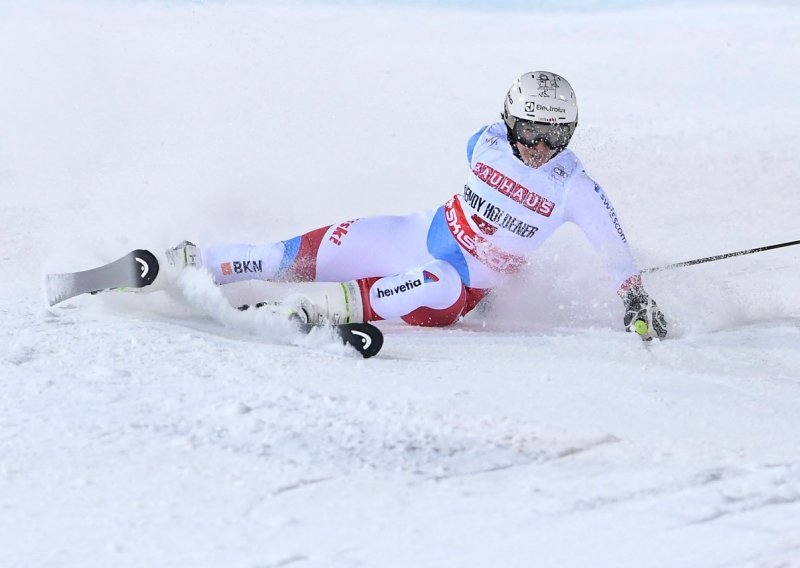 Strašna ozljeda švicarske skijašice; osvajačica zlatne olimpijske medalje slomila je obje ruke...