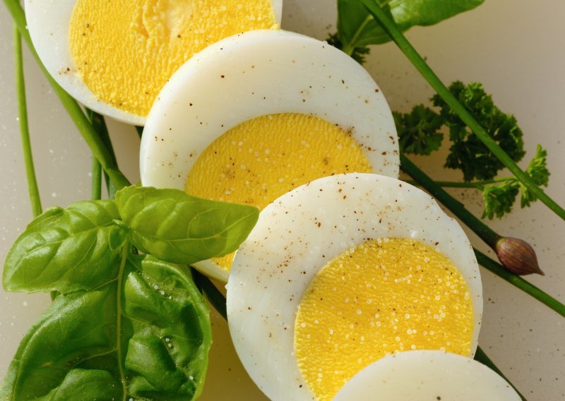 Kako oljuštiti kuhano jaje u tri poteza