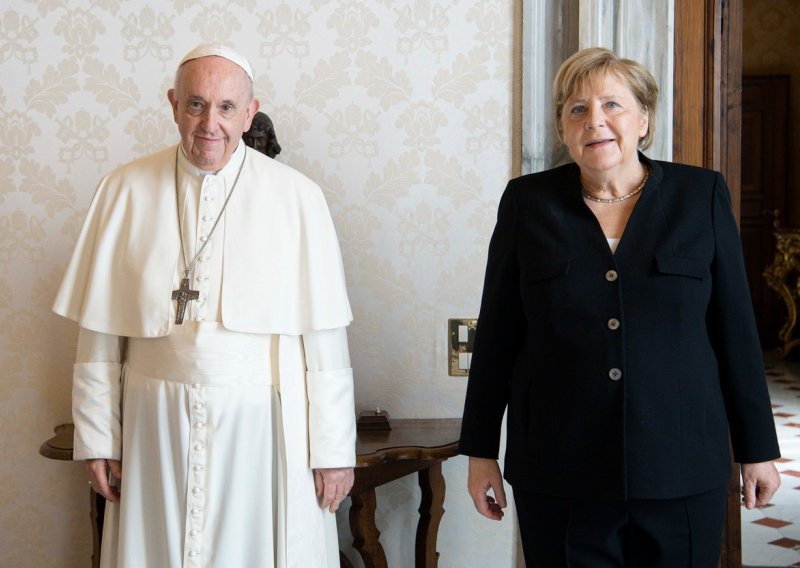 Merkel bila na privatnoj audijenciji kod pape Franje, razgovarali su o 'napadima na djecu'