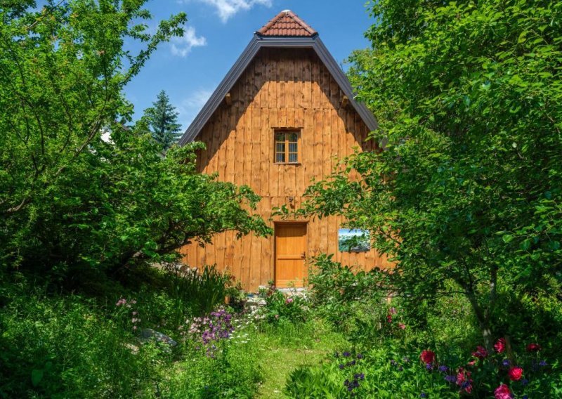 [FOTO] Zavirite u fantastične planinske kuće izgubljene u ličkoj prirodi. Idealne su za romantičan vikend udvoje, ali i za veća društva