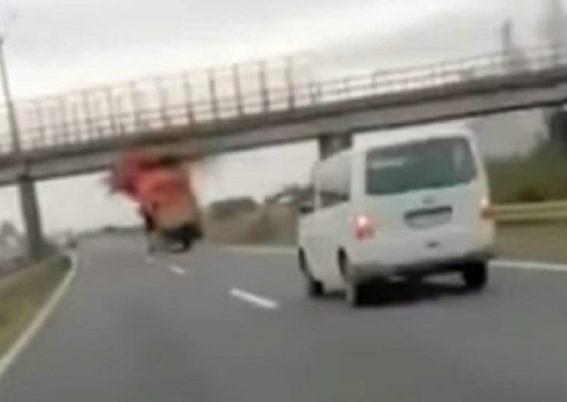 [VIDEO] Kamion s prikolicom udario u nadvožnjak