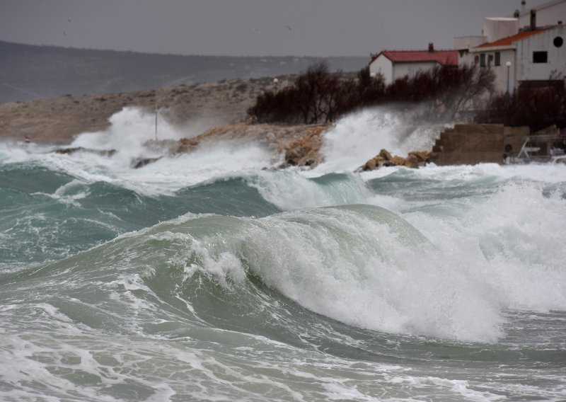 Bura ponovno zatvorila dio A1, nema prelaska ni preko Paškog mosta