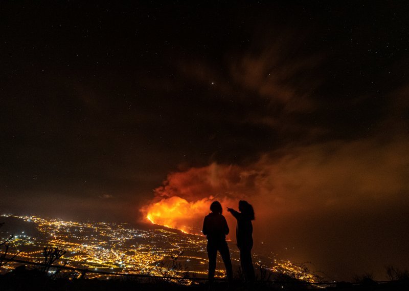 [FOTO/VIDEO] Iz vulkana na La Palmi ne staje sukljati lava, magma progutala još nekoliko kuća