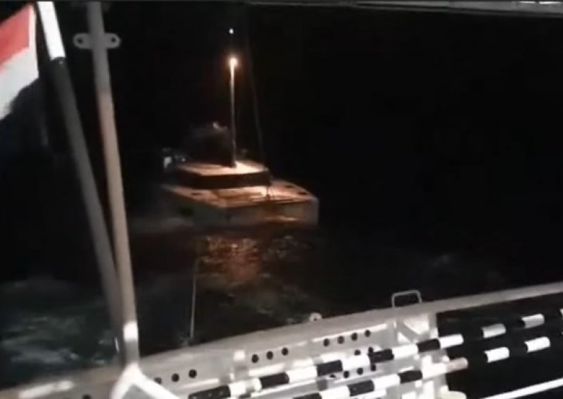 [VIDEO] Poljaci isplovili po orkanskoj buri i valovima od četiri metra: Pogledajte snimku spašavanja