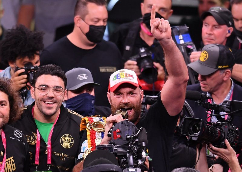 [VIDEO] Tyson Fury je čudesan lik; prvo je isprebijao Amerikanca pa se emotivno slomio na konopcima ringa, a zatim je uslijedio vrhunac kada se primio mikrofona