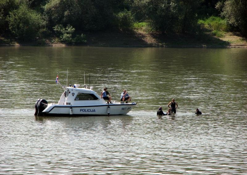 Dva mladića nestala nakon prevrtanja čamca