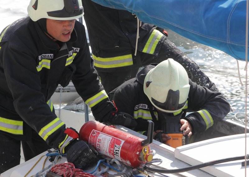 Vlasnik jedrilice u požaru zadobio ozljede opasne po život, spašavaju ga liječnici bolnice Zadar