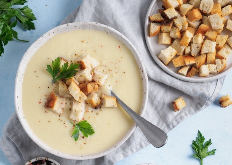 Ovo je najjednostavniji recept koji ćete ikada probati: Kremasta i ukusna juha od cvjetače za koju su vam potrebna samo tri sastojka