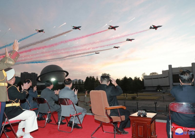 [FOTO] Vatreni govor Kim Jong Una o obrani od SAD-a i Južne Koreje uz arsenal oružja