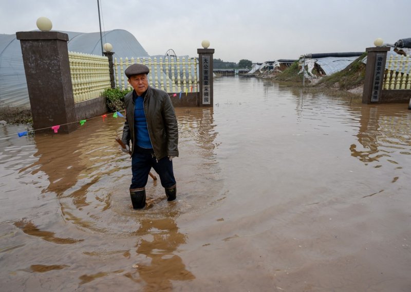 [FOTO] Najmanje 15 poginulih, uništeno 20.000 domova u poplavama na sjeveru Kine