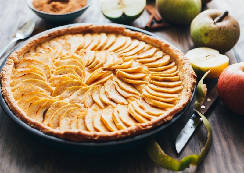 Najfiniji jesenski desert: Mirisni i sočni tart od jabuka osvojit će vas već prvim zalogajem
