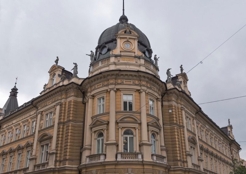 Modni div bacio oko na palaču u centru Ljubljane