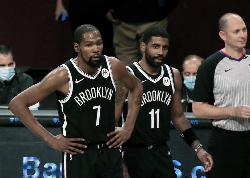Zakazan sastanak u klubu koji napada titulu prvaka NBA-a, a razlog je Irving koji se ne želi cijepiti; stižu Durant i Harden, a sada je poznat i njihov stav