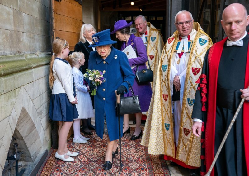 Kraljica Elizabeta prvi put na javnom angažmanu sigurniji korak osiguravala štapom