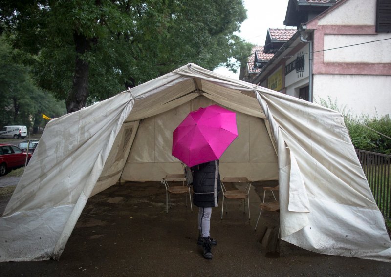 Kako je Srbija postala novo svjetsko žarište covida: 'Poruka je da smo svi prepušteni sebi samima... Puko preživljavanje'