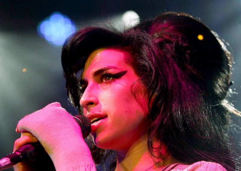Roditelji Amy Winehouse rasprodaju njezine osobne stvari: Predmeti se kreću od 50 do 20 tisuća dolara