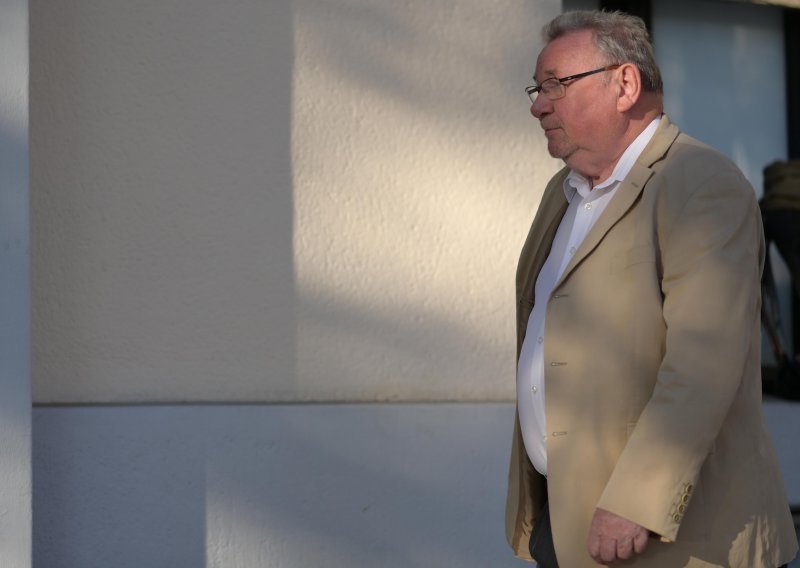 Vladimir Šeks napisao knjigu u kojoj na preko 1000 stranica pokušava otkriti istinu o tomu tko je odgovoran za pad Bosanske Posavine