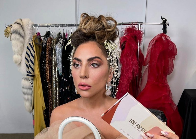 Lady Gaga ponovno privlači pozornost: Ovaj netipičan modni dodatak uspio je zasjeniti njezino glamurozno izdanje