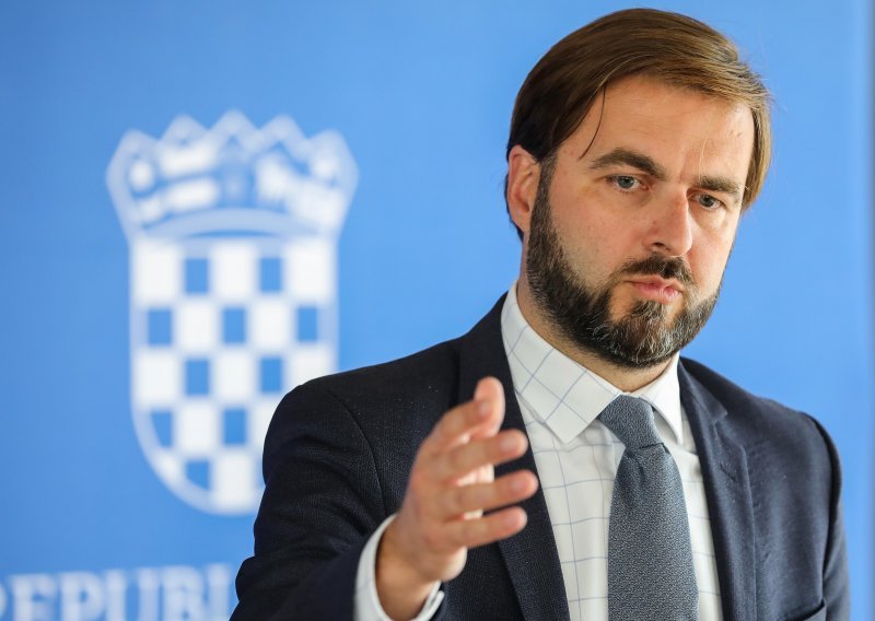 Ćorić: 'Da nije Vlada intervenirala gorivo bi u utorak znatno poskupjelo'