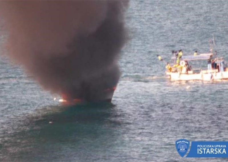 [VIDEO/FOTO] Drama na moru: Pomorski policajci spasili posadu s goruće ribarice