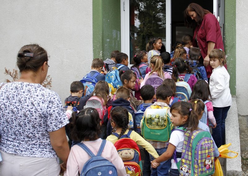 Velik broj romske djece napušta osnovnu školu; u vrtić i srednju školu ide svako treće romsko dijete