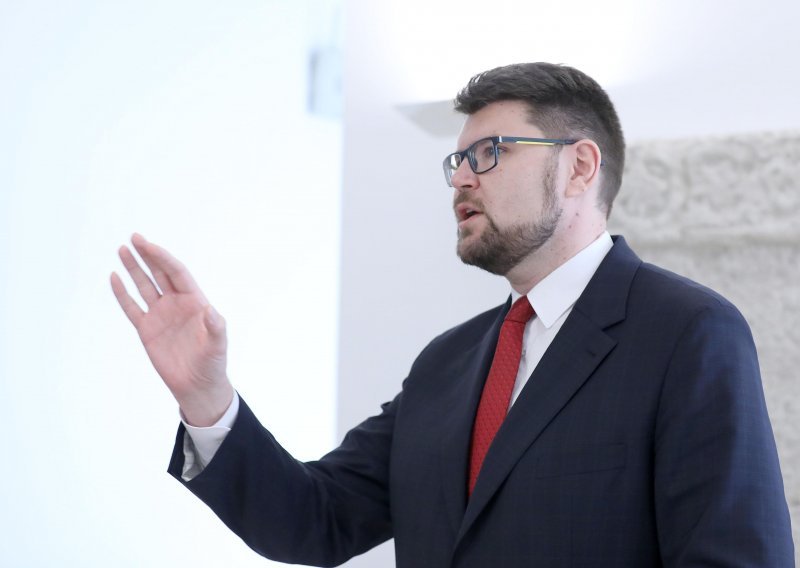 [FOTO/VIDEO] Grbin zatražio raspisivanje parlamentarnih izbora, a Plenkoviću poručio: 'Lopovi su postali drski!'