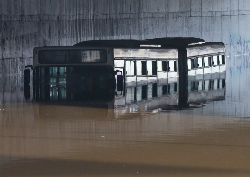 [FOTO/VIDEO] Grčku zahvatile obilne kiše, neki potražili spas na krovovima