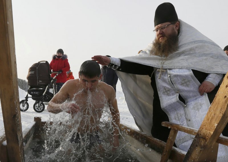 Dva milijuna Rusa okupalo se u ledenoj vodi
