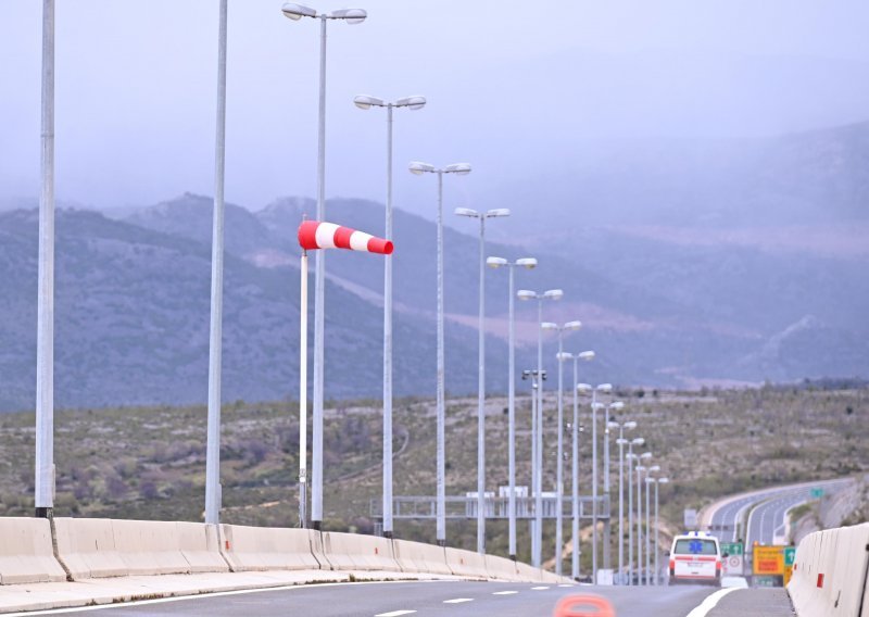 Olujni vjetar radi probleme u prometu: ograničenja na A1 i na državnoj cesti Maslenica-Zaton Obrovački