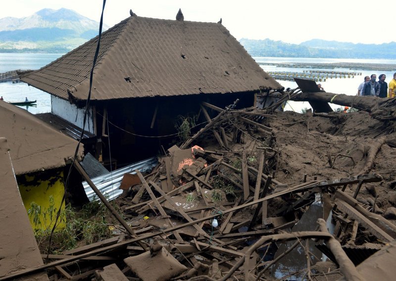 [FOTO] Potres pogodio Bali, tri osobe poginule
