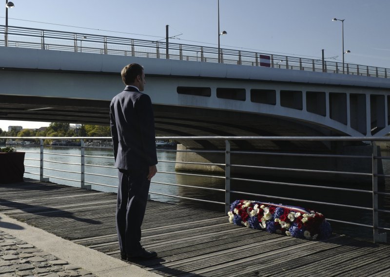 Alžircima je bilo zabranjeno da izađu van iza 20.30 sati. Izašli su na ulice Pariza prosvjedovati i uslijedio je pokolj. Šezdeset godina kasnije Macron je prvi francuski presjednik koji odao počast žrtvama