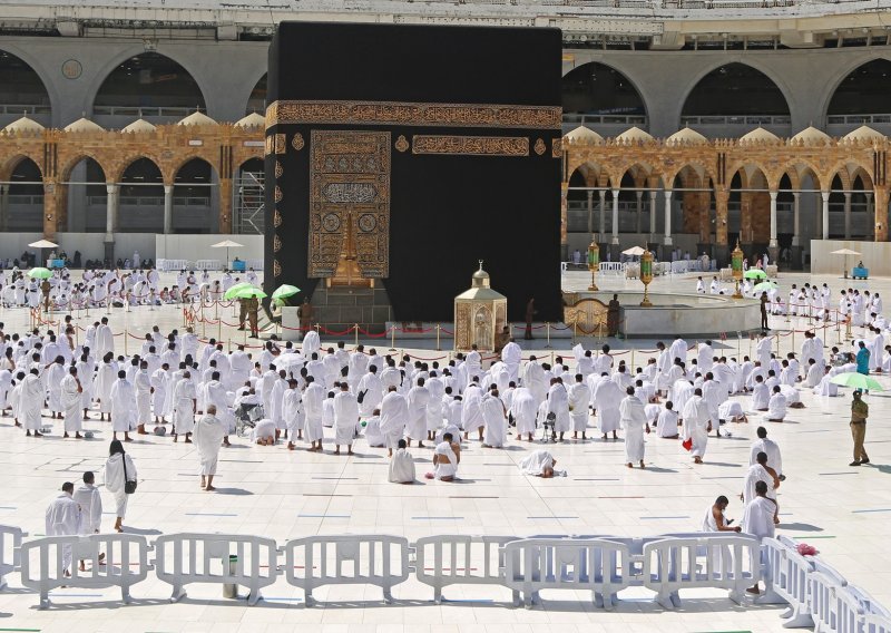Molitva u Meki rame uz rame bez socijalne distance