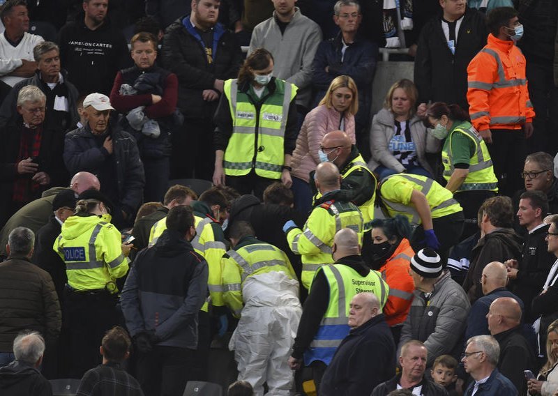 [VIDEO] Nemile scene u Engleskoj: Pozlilo je navijaču, uskomešale su se tribine, a igrač Tottenhama je potrčao u pomoć unesrećenom s defibrilatorom