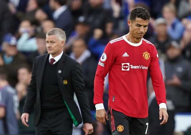 Cristiano Ronaldo pokušao je pobjeći s terena nakon sramotnog poraza od Leicestera, ali dočekalo ga je novo neugodno iznenađenje