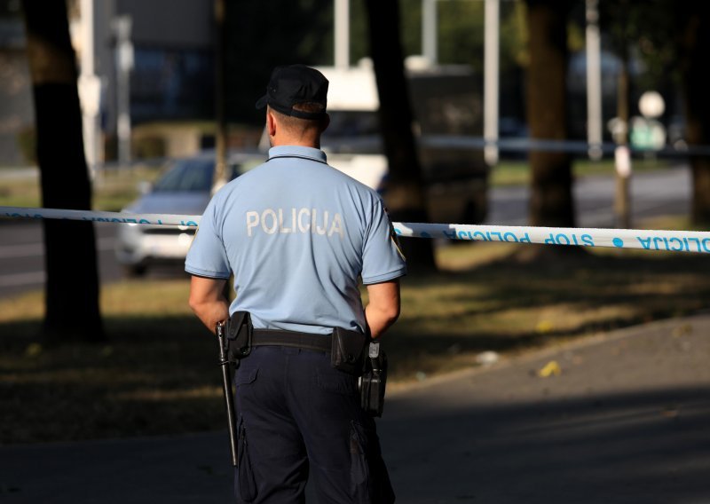 Dvojica muškaraca se posvadila u kafiću u Umagu pa jedan drugom razbio glavu bocom