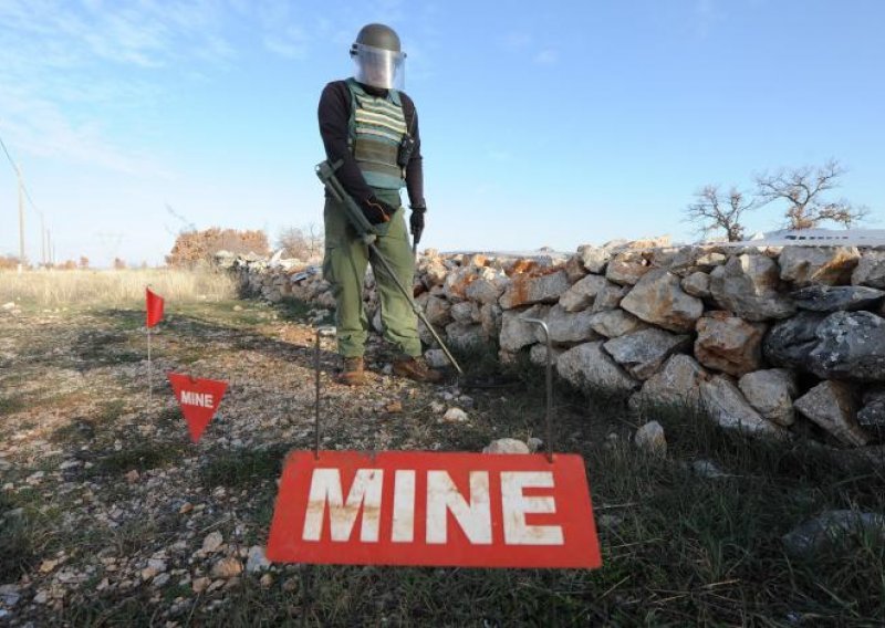 Poslodavci i sindikati traže više novca za razminiranje