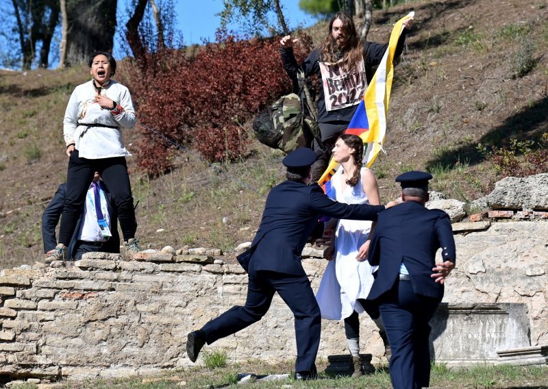 Incident uoči paljenja olimpijskog plamena; uhićene četiri osobe, ali to sigurno nije kraj