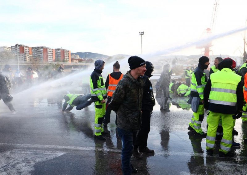 [FOTO/VIDEO] Sukobi u Trstu: Policija vodenim topovima i suzavcem udarila na protivnike covid potvrda