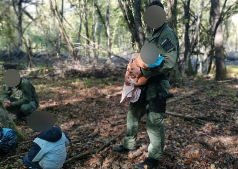 [FOTO] MUP: Specijalci pružili pomoć zatečenim migrantima, majka s djecom prebačena u bolnicu