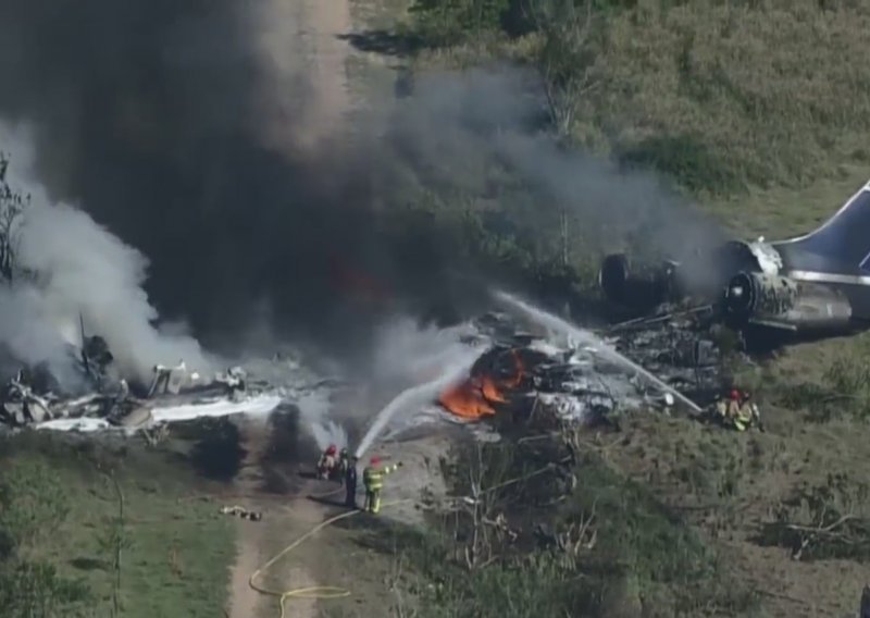 [VIDEO] Zrakoplov s 21 osobom srušio se u Teksasu, svi su preživjeli