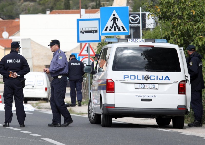 Kombi udario dijete u Labinu, vozač pobjegao. U Puli majka sjedila u autu i pustila dijete iz njega van na cestu kad je naletio motor i udario ga