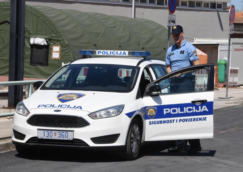 Diler kod Splita ugledao policiju, počeo bježati pa skočio u rijeku, no nije očekivao da će isto napraviti i policajci