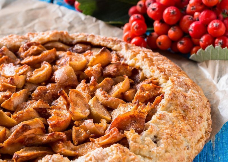 Sočna i slatka pita od jabuka i bundeve jedan je od najboljih načina da otvorite sezonu mirisnih slastica